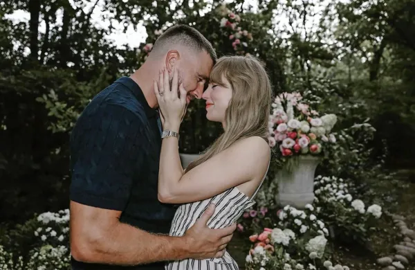 Taylor Swift in Travis Kelce sta se zaročila.