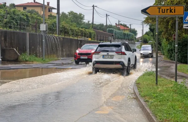 Poplavljena cesta Pobegi - Sveti Anton. Voda je iz jaškov drla na 
cesto.

