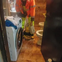 V Čežarjih na ulici Na izvir je voda zalila dvorišče  hiše in  del 
stanovanja, iz katerega so izčrpali vodo.