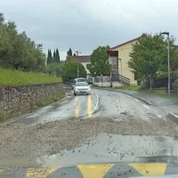 (FOTO in VIDEO) Dekani so bili več kot uro odrezani od sveta