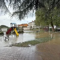 Poplavljeno igrišče v Dekanih