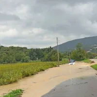 Dopoldne je v Istri številne voznike presenetila poplava. 