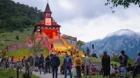 Spominska Cerkev Sv. Duha na Javorci  je bila minuli petek prizorišče drugega  od treh glasbeno-scenskih dogodkov projekta Umetnost proti puški, ki ga organizira Zveza Mink Tolmin v okviru GO! 2025.
