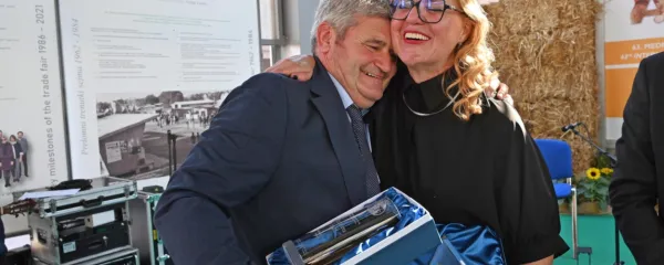 Veselje in čestitke ob najvišjih priznanjih v ocenjevanju Vino 
Slovenija v Gornji Radgoni: Anita Mavrič in Marjan Colja (Vinakras).  