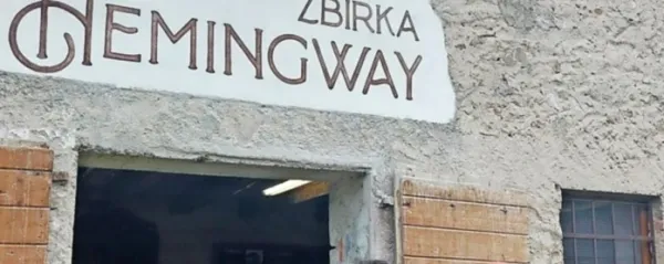 Branko Drekonja (desno) pred svojim muzejem v Morskem