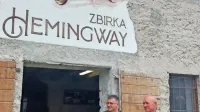Branko Drekonja (desno) pred svojim muzejem v Morskem