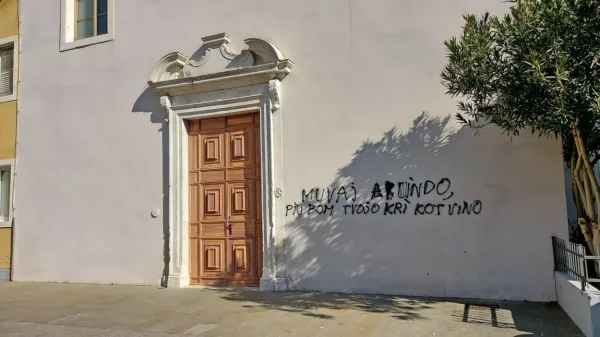 Koprska  občina  je imela  z odstranjevanjem  dveh   napisov na  pročelju  protokolarne  dvorane na  Martinčevem  
trgu     vsaj  dva  tisoč  evrov  škode.