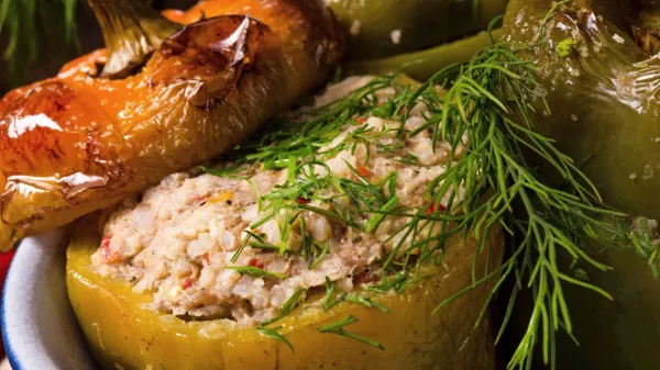 Neprekosljiva klasika: paprika, polnjena z mesno-riževim nadevom v paradižnikovi omaki.