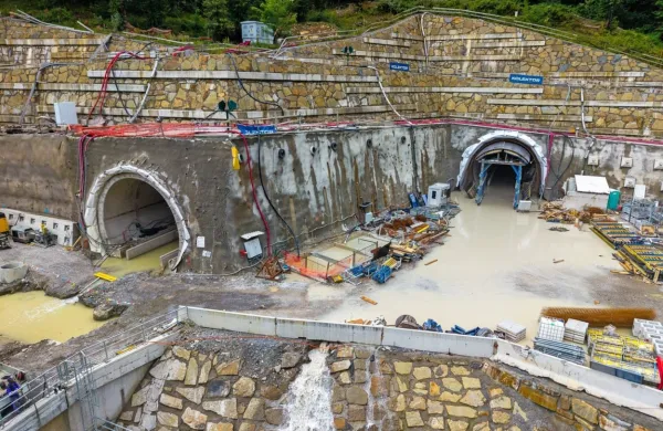 Drugi tir: neurje začasno celo ustavilo dela na nekaterih gradbi&scaron;čih