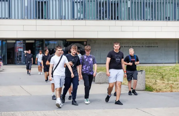 Po dvomesečnih počitnicah se bodo učenci in dijaki vrnili v šolske 
klopi, tudi v Srednjo tehniško šolo Koper.