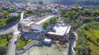 Poleg prenove OŠ in gimnazije z italijanskim učnim jezikom v 
Kopru je največja “šolska investicija” v koprski občini  gradnja 
telovadnice pri OŠ Šmarje (na fotografiji desno). 