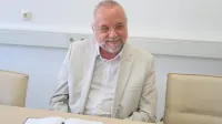 Direktor ZD Idrija Tomaž Glažar je optimist glede novih zdravnikov, a 
jezen na drage podjemne pogodbe, ki jih zasebni zdravniki zavračajo.