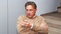 Evgenij Komljanec  od leta 2011 vodi Zdravstveni dom Izola, kjer je 
zaposlen za poln delovni čas. Ob tem dela do 13 ur na dan še v svoji 
kliniki Orthodontio, kjer opravi izjemno veliko storitev.