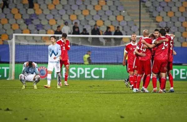 V slovenski skupini H  v boju za prvo mesto najbolje kaže Rusom (v 
rdečih dresih), ki imajo dve točki naskoka pred Hrvati, a jih za 
konec čaka še medsebojni obračun v Splitu. 