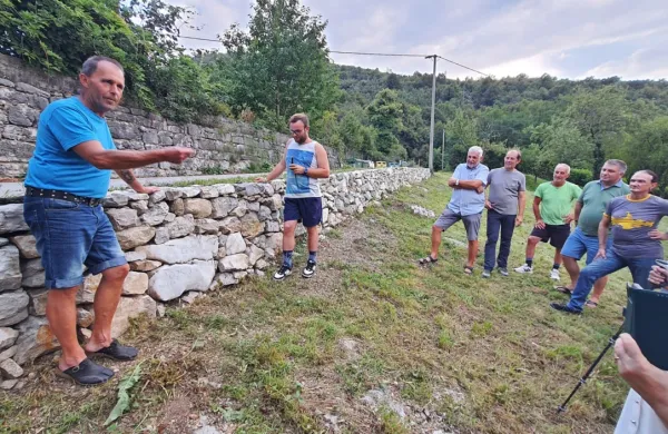 V naselju Fobca nov zid po izročilu starih mojstrov