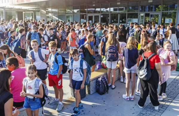 V  šolskem ministrstvu   menijo, da bodo nekateri posodobljeni zakoni delno pripomogli k  reševanju kadrovske stiske v šolah.



