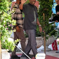 V Benetkah se mudi tudi Idris Elba.