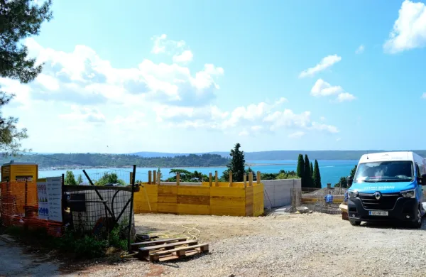  Investitor na podlagi izdanega gradbenega dovoljenja že gradi 
hišo z bazenom na elitni lokaciji nad Portorožem.