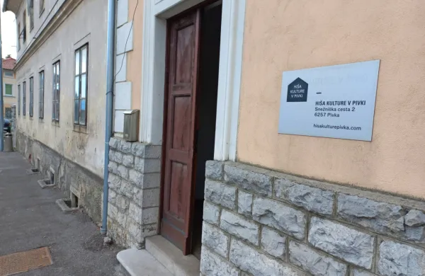 Hiša kulture v Pivki bo do konca septembra gostila tri mlade 
umetnike. 