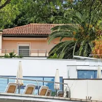 Dvonadstropna vila z bazenom v središču Portoroža v lasti 
Djordjeta Đurića je po oceni geodetske uprave  skupaj z zemljiščem 
vredna skoraj 1,2 milijona evrov. 