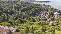 OPPN Valeta (območje je zajeto na fotografiji levo) predvideva 
obsežno pozidavo nemara še poslednje portoroške zelene oaze.