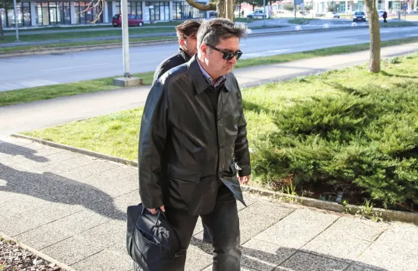  Roberta  Časarja  je  v  sodnih  postopkih   zagovarjal  odvetnik  Daniel  
Planinšec, ki  je  minuli konec  tedna  umrl  zaradi  infarkta. 