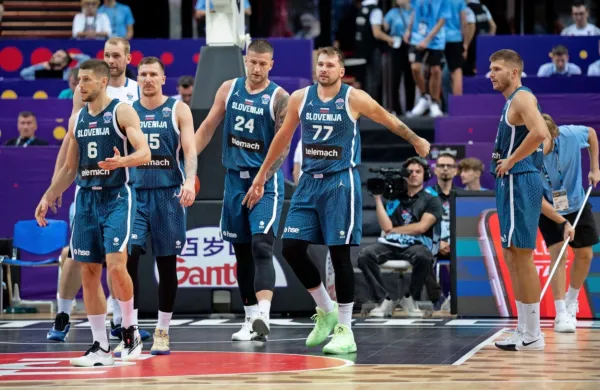 Slovenski košarkarji bodo jutri dolgo čakali na tekmeca v osmini 
finala EP.