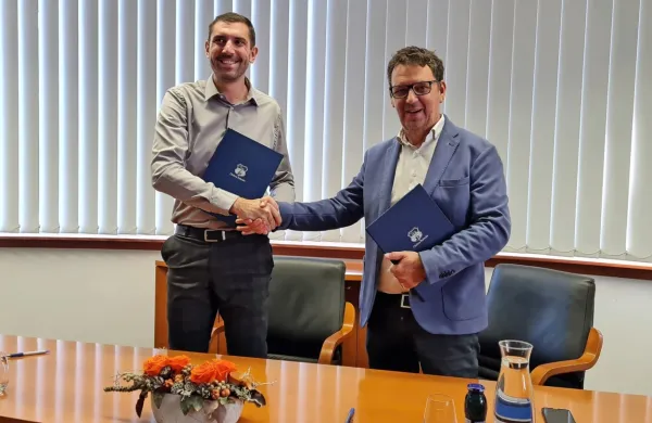 Župan Občine Tolmin Alen Červ in predsednik uprave Elektra 
Primorska Uroš Blažica sta danes podpisala pogodbo za izvedbo 
celovite prenove javne razsvetljave v tolminski občini. 