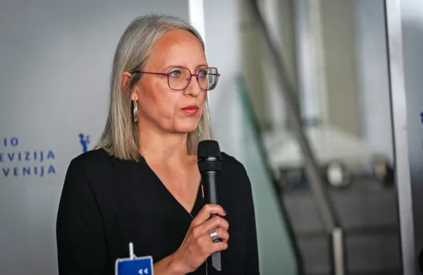 Na avgustovski seji sveta RTVS je Ksenija Horvat povedala, da 
razvedrilni program to jesen ne bo pripravljal šova, ki bi služil kot 
nacionalni izbor za Evrovizijo.