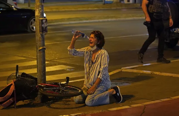 Protestnica si z oči spira solzivec.