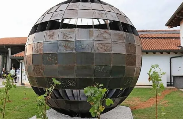 V bri&scaron;kih vinogradih zrasel čezmejni umetni&scaron;ki park