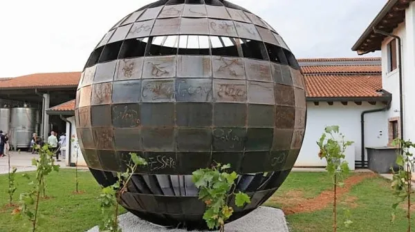 V bri&scaron;kih vinogradih zrasel čezmejni umetni&scaron;ki park