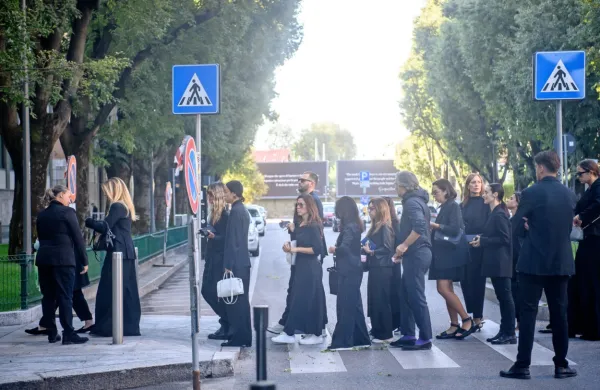Slovo: V Milanu se poslavljajo od modnega velikana Armanija (FOTO)