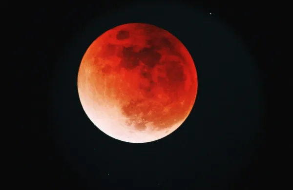 Lunin mrk je astronomski pojav, ki se zgodi, ko se Zemlja nahaja 
točno med Soncem in Luno. Takrat se Luna znajde v Zemljini 
senci.