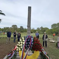 Poškodovani spomenik Bazoviškim junakom so obnovili tudi s 
pomočjo donacij Slovencev v Italiji.