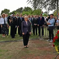 Predsednica Pirc Musar je k spomeniku položila venec.