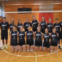 Reprezentantki Polona Frelih (tretja) in Žana Godec (četrta v prvi 
vrsti od leve) sta se sinoči spet pridružili treningu prenovljene 
prvoligaške ekipe Gen-I volleyja.