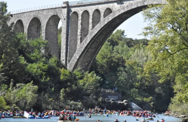 Po Soči je od Solkanskega mosta na slovenski do Pevmskega parka 
na italijanski strani veslalo skoraj 400 ljubiteljev modro zelene 
lepotice.
