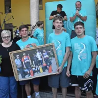 Najštevilnejšo ekipo je na valove poslal KK Šilec, ki se je ob tem z 
darilom zahvalil Majdi Mozetič, ki je steber organizacijske ekipe 
regate že vseh 40 let.