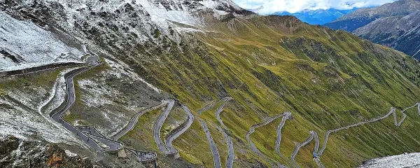 Pogled s prelaza Stelvio je ena najbolj prepoznavnih razglednic kolesarstva. (foto: Sa&scaron;o Bizjak) 