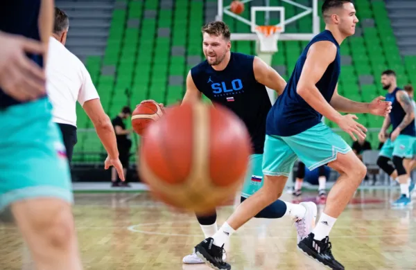 Luka Dončić v sredini