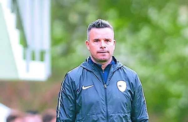 Nekdanji slovenski reprezentant in trener Anton Tonči Žlogar se je 
vrnil na klop članske ekipe slovenskega nogometnega prvoligaša 
Domžal.