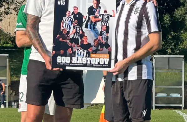 Tomaž Žniderčič (levo), ki je tudi po koncu nogometne poti ostal 
neposredno povezan z Biljami, je pred dvobojem z Dravinjo predal 
spominsko obeležje Maticu Slavcu za 200 nastopov v drugi ligi.  