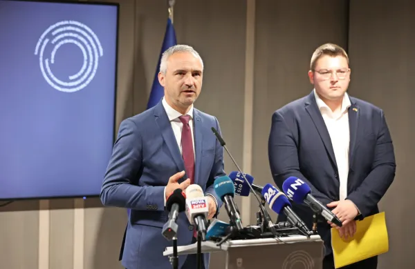 Janez Cigler Kralj (levo) in Andrej Poglajen sta  med razlogi za 
interpelacijo ministra za solidarno prihodnost Simona Maljevca 
izpostavila “katastrofalne razmere na področju dolgotrajne oskrbe”.