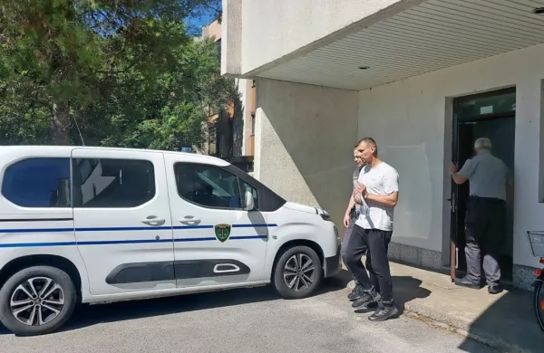 Vladana  Verzela sta pravosodna policista  po  obravnavni  na  
sodišču  odpeljala nazaj  v  zapor oziroma pripor,  v katerem je  od 
aprila.   