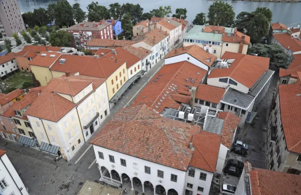 Kameri, ki bosta nadzirali nedovoljen promet na Titovem trgu in 
Verdijevi ulici,   so namestili na začetek omenjene ulice.
