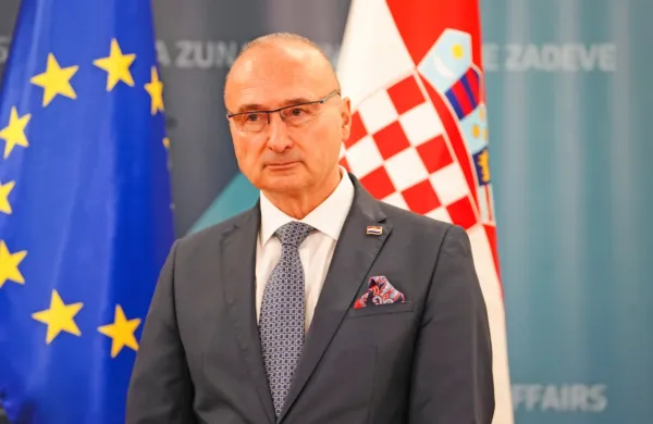 Hrvaški  zunanji minister Gordan Grlić Radman je ponovil, da 
hrvaška vlada zagovarja rešitev dveh držav, vendar kot rezultat 
dogovora, dialoga in mirovnega procesa.