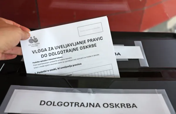 Pobiranje prispevka za dolgotrajno oskrbo brez zagotavljanja 
storitev te oskrbe je sporno in bi ga morali prekiniti, so prepričani 
v Združenju delodajalcev Slovenije.
