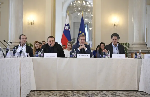Pokojninska reforma mora poleg blaginje za upokojence poskrbeti 
tudi za vzdržnost sistema, je v začetku obravnave predloga na 
matičnem odboru v DZ dejal Luka Mesec (desno). 