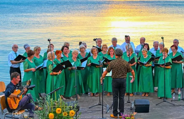 Ankaranski mešani zbor Ulka je prvi okrogli jubilej praznoval ob 
morju. 